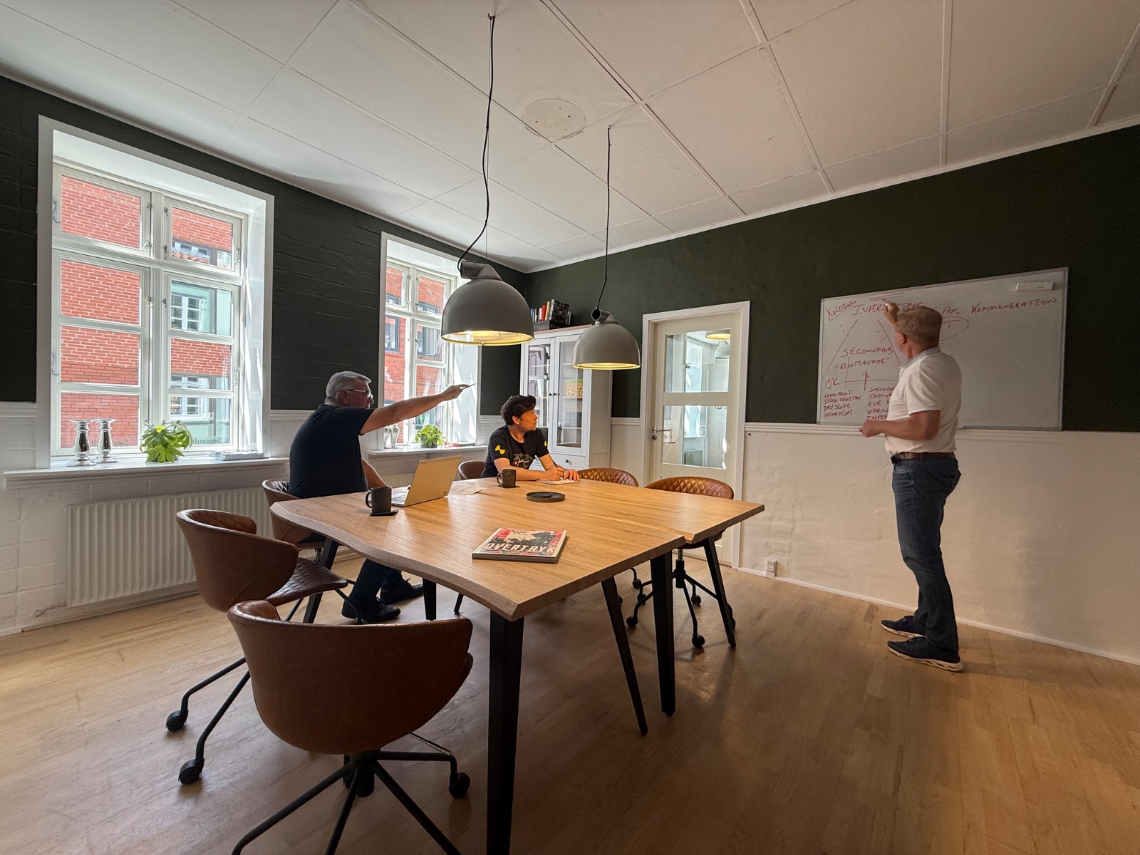 Mødelokale med whiteboard hos SecondHub i Kolding