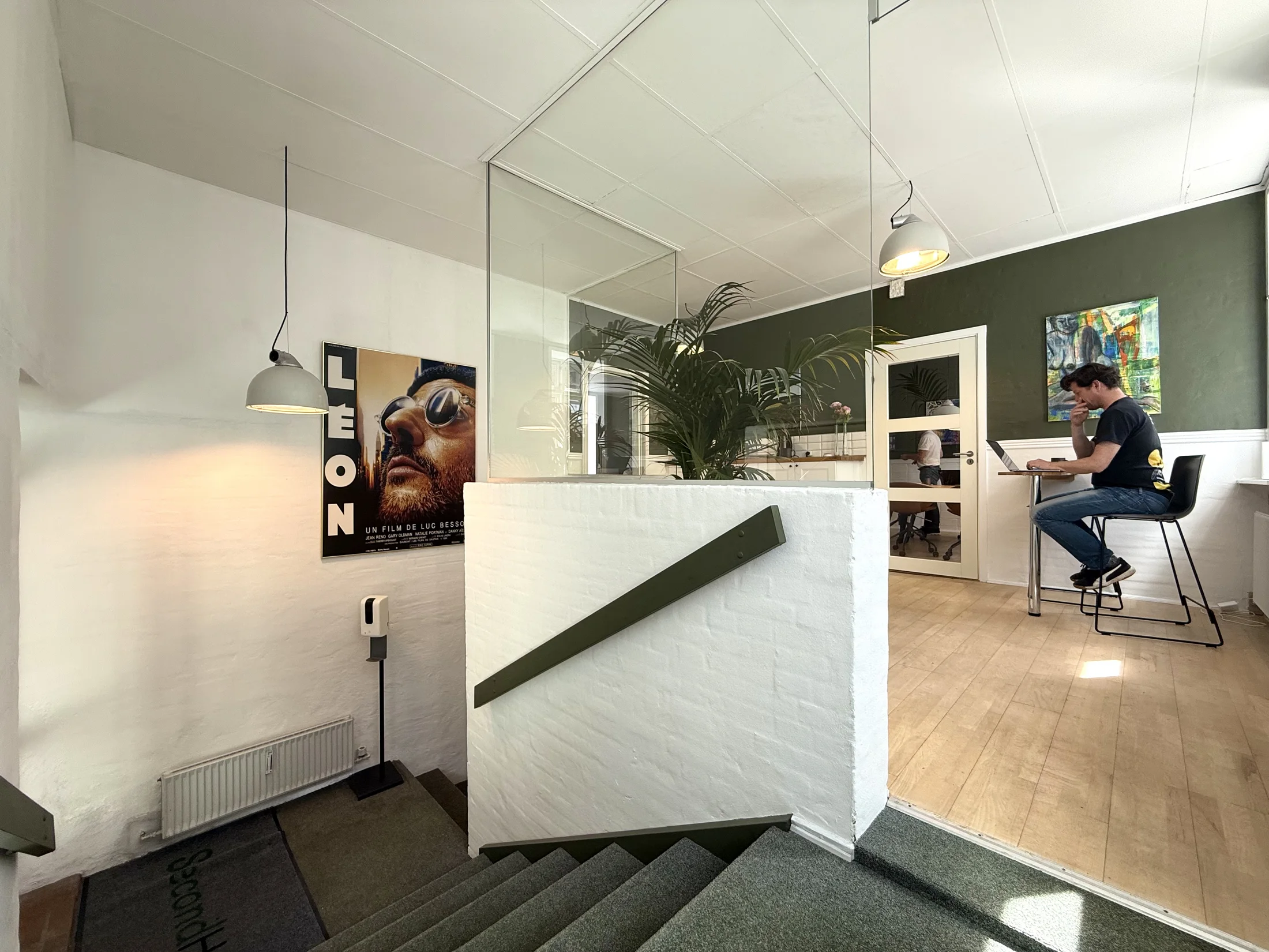 Indgang og arbejdsplads hos SecondHub i Kolding
